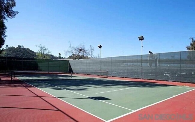 Building Photo - 2 Bed, 1 Bath Upstairs Condo with Private ...