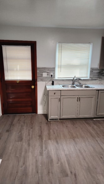 Building Photo - 409 Park Ave