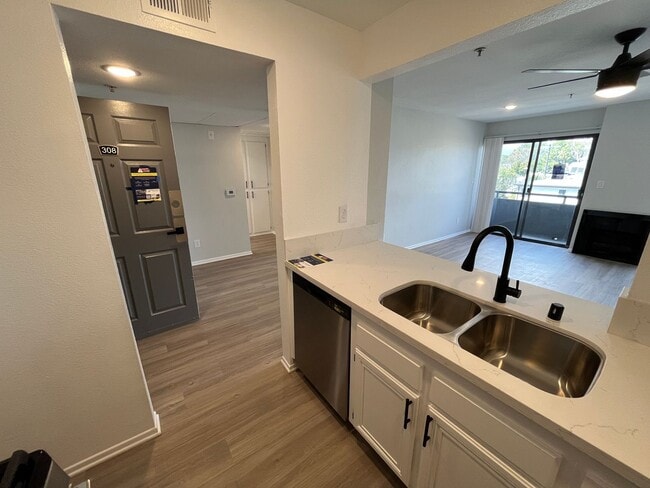 Interior Photo - 315 South Virgil Ave