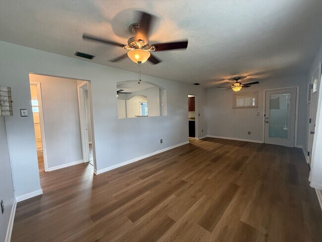 Building Photo - 3 Bedroom 2 Bathroom Updated Deltona Home GREAT Location Available IMMDEIATELY!!