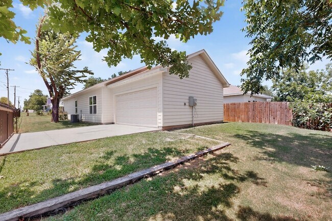Building Photo - 213 S Baugh St