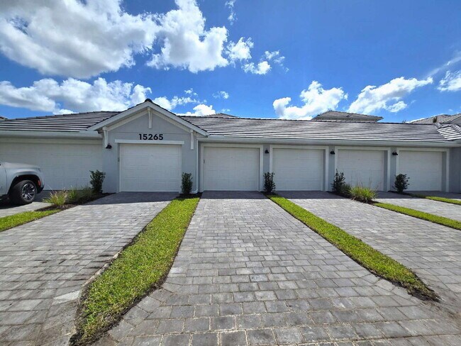 Building Photo - 15265 Grn Acrs Ave