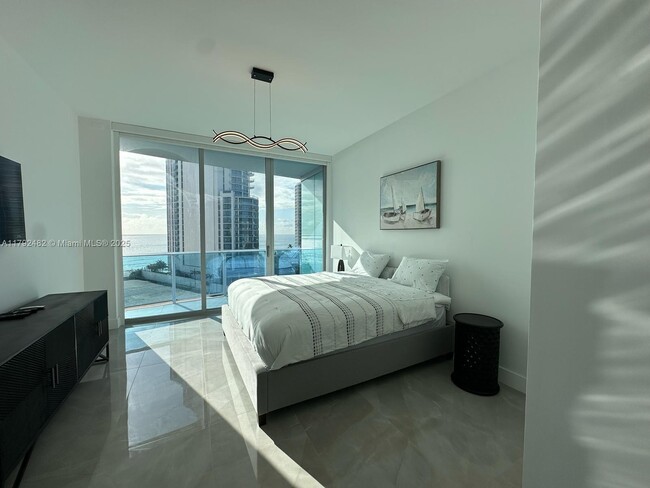 Building Photo - 17550 Collins Ave