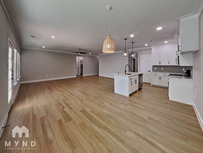 Building Photo - 2417 Creek Dr