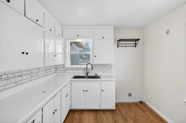 Building Photo - 2011 W 16th St