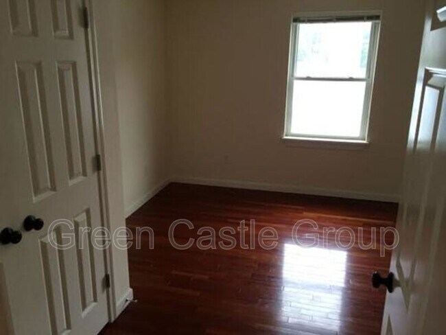 Building Photo - 323-325 College Street, Unit 5