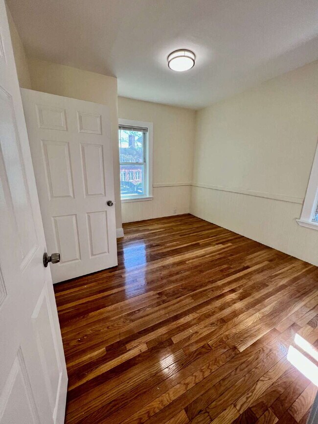 Building Photo - Enjoy City Living in this Well-Maintained 3-Bedroom in Boston, MA