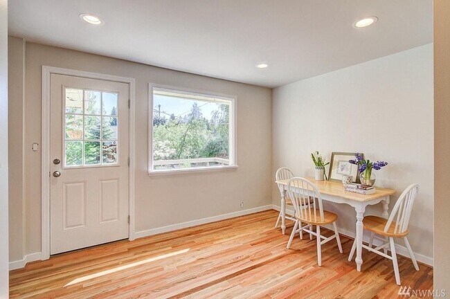 Building Photo - Serene Wedgwood home