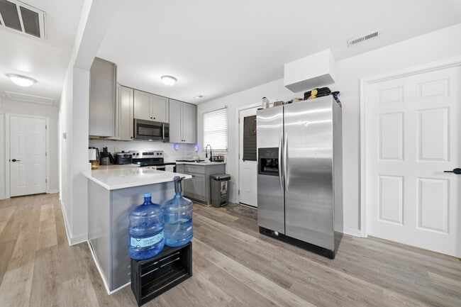 Building Photo - 913 Dandridge Dr