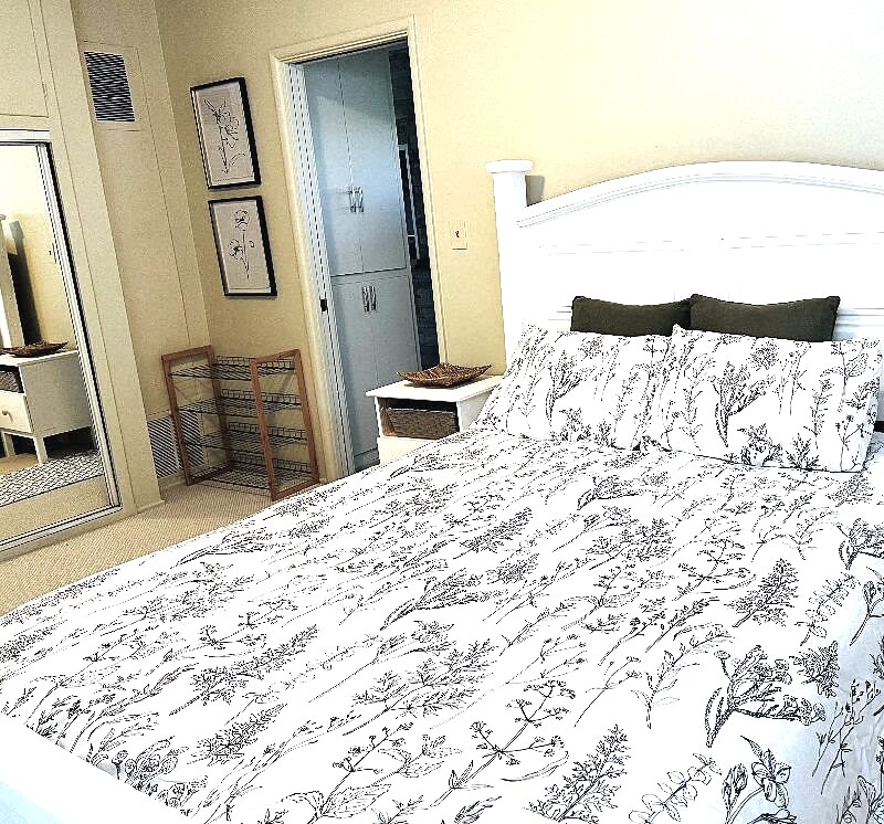 Bedroom w/ Queen Bed - 1529 1/2 Carmona Ave