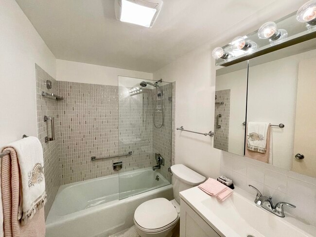 Building Photo - 2880 Lake Osborne Dr