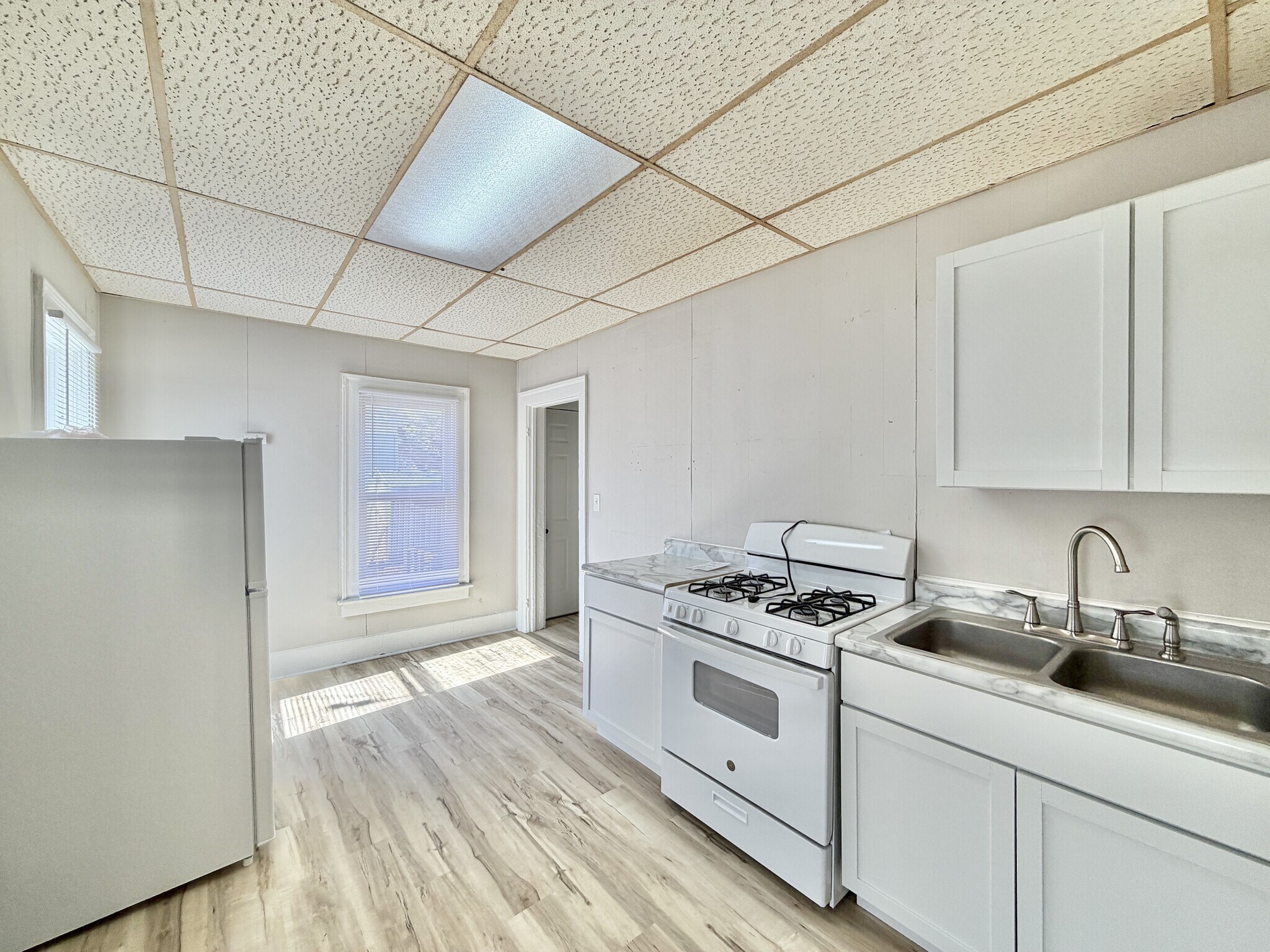 Building Photo - 757 W Grand Ave