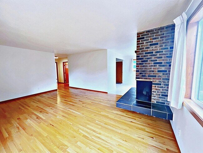 Building Photo - 3385 SE 10th Ave