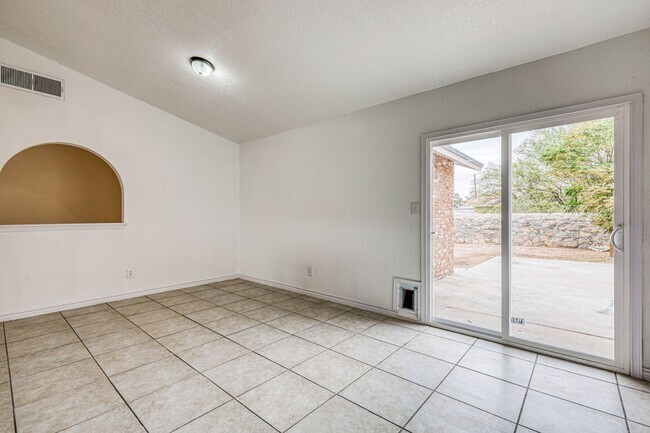 Building Photo - 3 Bed 2 bathrooms house 79936