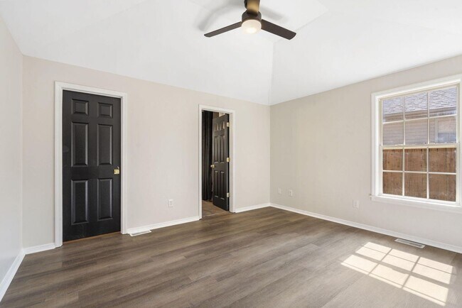 Building Photo - Newly Remodeled! | 4 Bedroom | 2 Bathroom | 2 Car Garage | 1,700 sq ft home | Fenced in back yard...