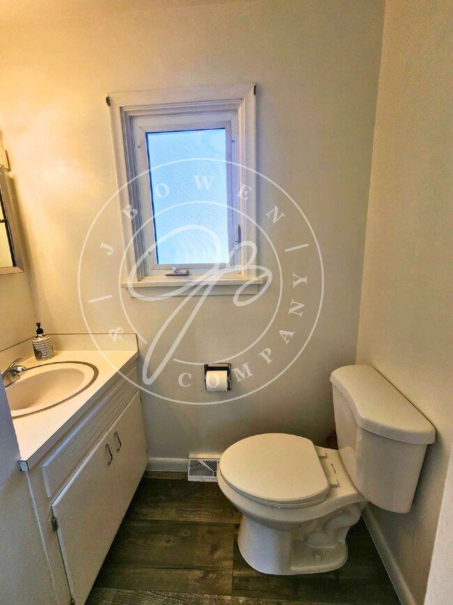 Building Photo - Move-In Ready! Spacious 4–5 Bedroom Home w...