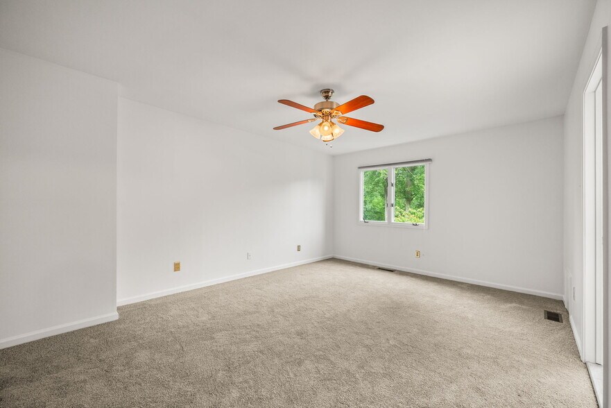 Building Photo - 267 Fox Run