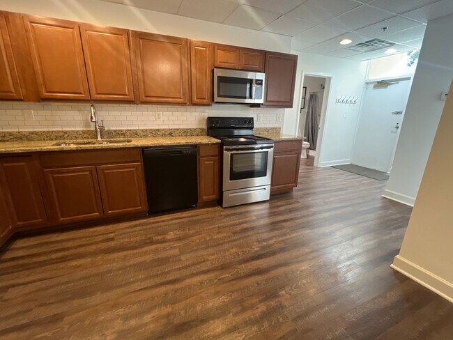Building Photo - One bedroom apartment just steps away from...