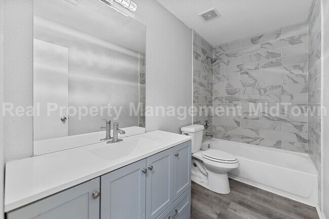 Building Photo - 2205 Bolivar Dr