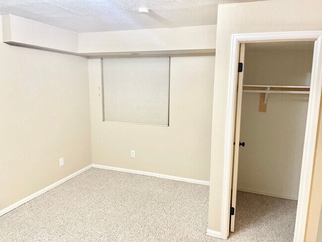 Building Photo - Large Clean Home in Aurora