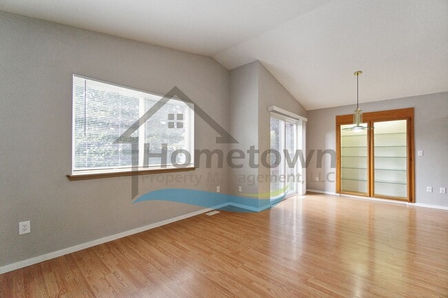 Building Photo - 4 Bedroom 2 Bathroom Home with Attached 2 ...