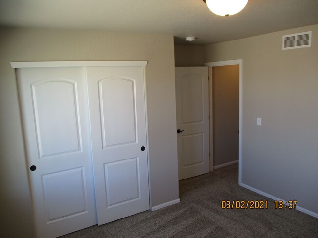 Building Photo - 4 Bed, 2.5 Bath - 2 Story Home in Windsor'...