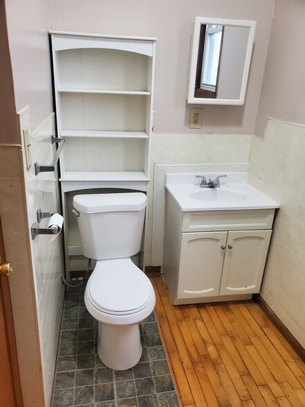 Building Photo - 616 Fillmore st ne