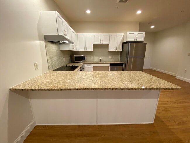 Building Photo - 875 Elm St