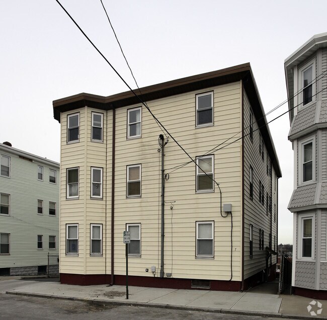Building Photo - 7-9 Spruce St