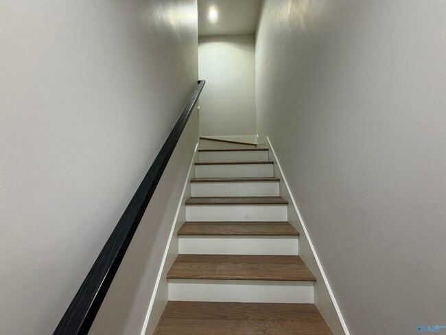 Building Photo - 14 Walnut St NE