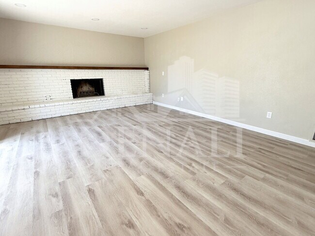 Building Photo - 1529 E Edgewater Dr