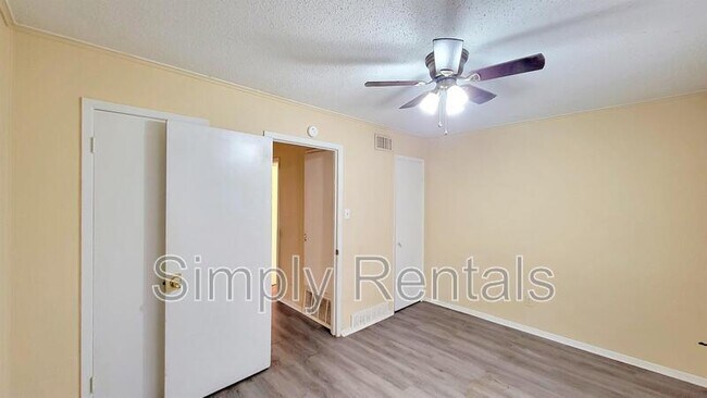 Building Photo - 400 Bill Bradford Rd