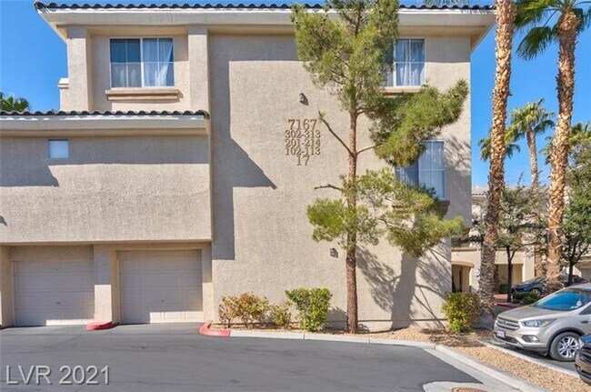 Building Photo - Resort-Style Living in the Gated Vistana C...
