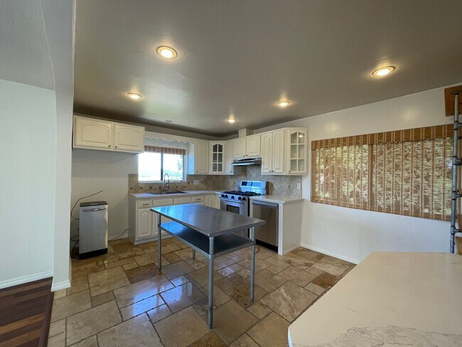 Building Photo - Gorgeous 5 Bed House - Amazing View!