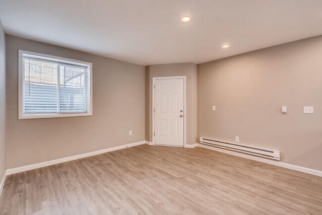 Building Photo - Remodeled Garden Level Unit in a Prime Location