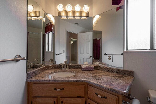 Building Photo - Spacious Stand Alone Home