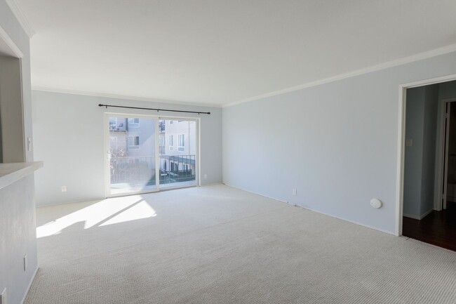 Building Photo - 1 Bed / 1 Bath pet friendly condo with parking in beautiful San Mateo. YouTube Tour!