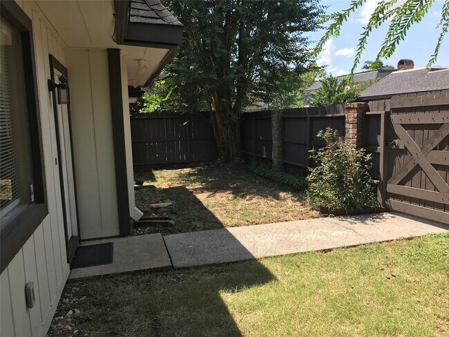 Building Photo - 12029 Greenwood Forest Dr