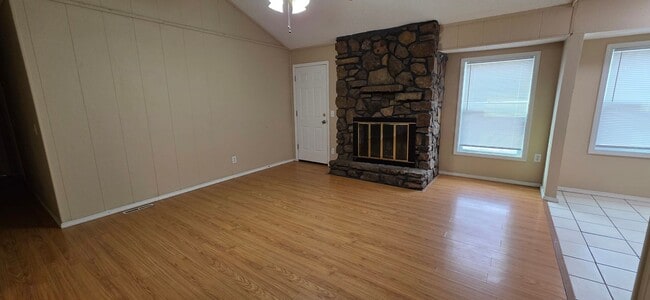 Building Photo - 3 Bedroom 2 Bathroom home in Kickapoo Schools! $1295!