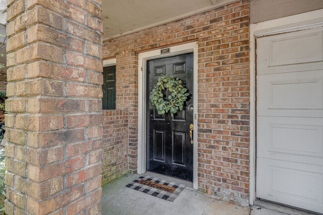 Building Photo - FULLY FURNISHED 2 BED 2 BATH TOWNHOME IN GREENHILLS $2250 PER MONTH.