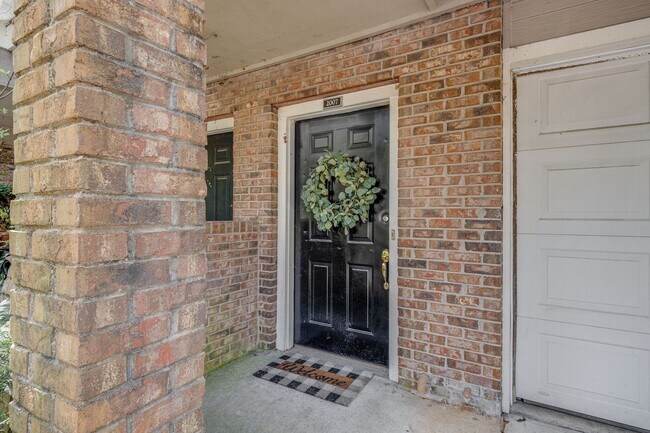 Building Photo - FULLY FURNISHED 2 BED 2 BATH TOWNHOME IN GREENHILLS $2500 PER MONTH.