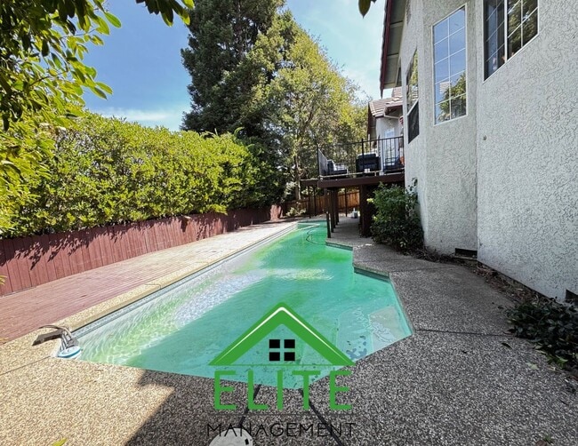 Building Photo - **Stunning Custom Home with Solar and Pool...