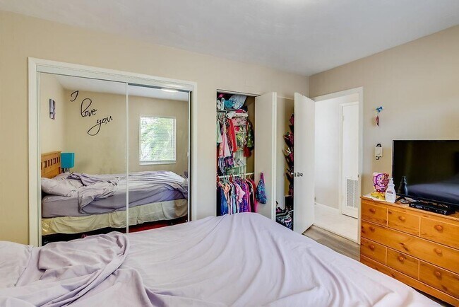 Building Photo - 1037 N Victoria Park Rd