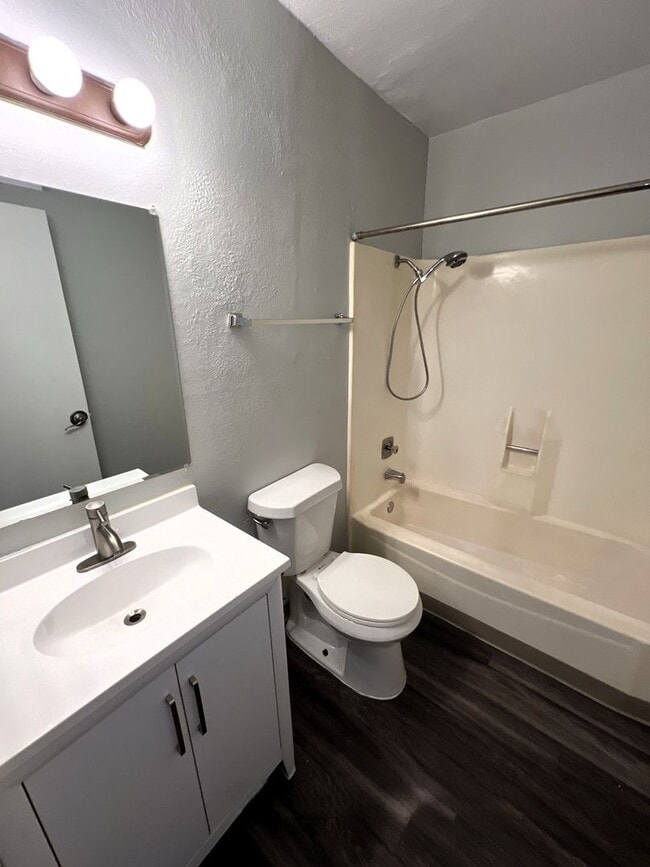 Building Photo - 2 Bedroom 1 Bathroom Garden Level Apartment in Aurora