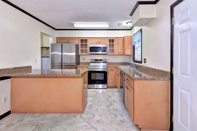 Building Photo - Lovely 2-Bedroom, 1.5-Bath End Unit Townho...