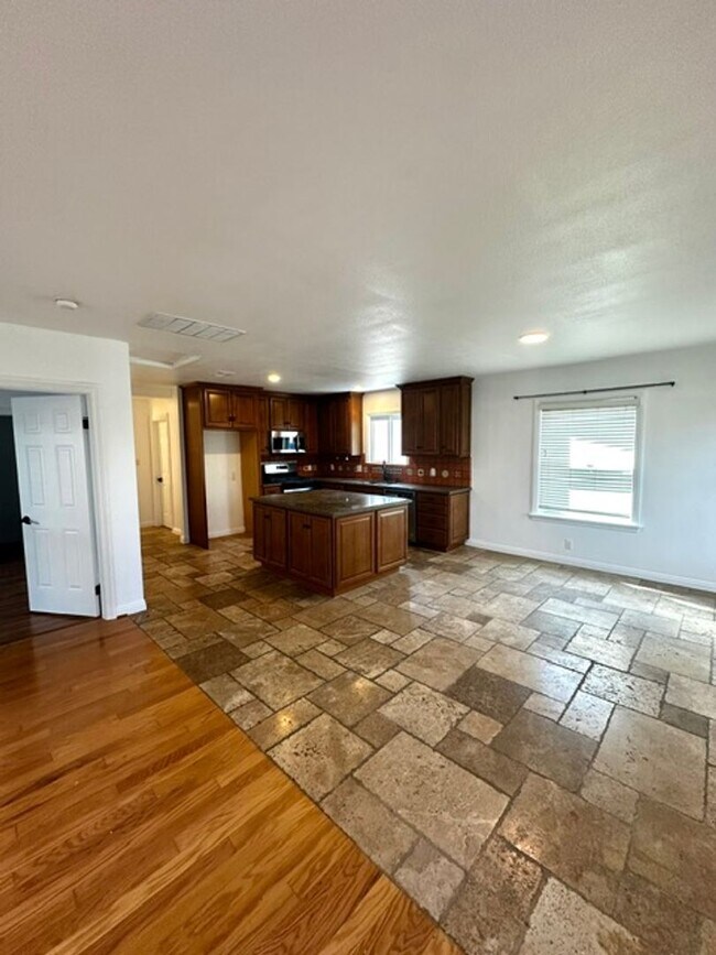 Building Photo - 436 S Seaward Ave