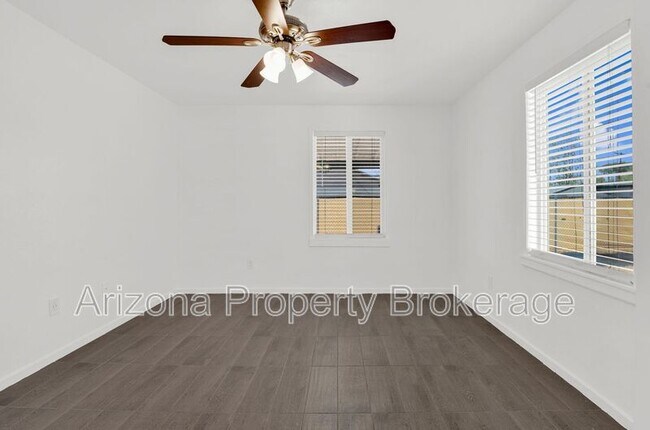 Building Photo - 2335 W Morten Ave