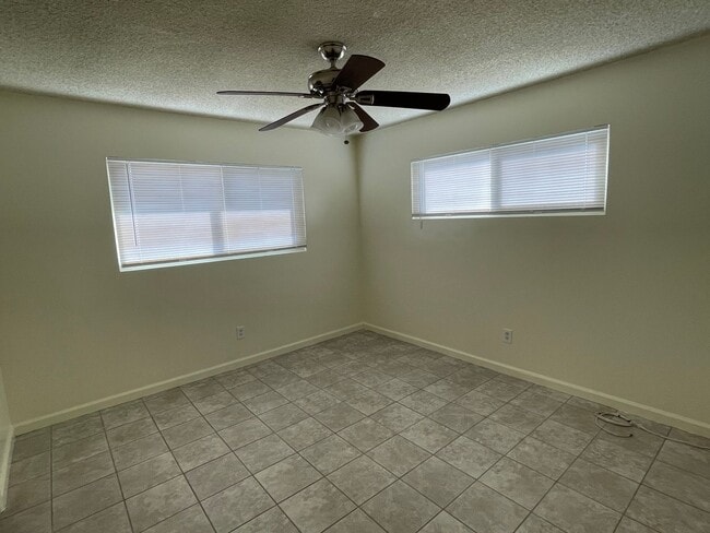 Building Photo - Apple Valley Home 4 Bedrooms, 2 Bathrooms,...