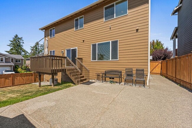Building Photo - Spacious Corner Lot Home Near JBLM | 4 Bed...