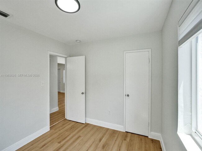 Building Photo - 1713 NE 15th Ave